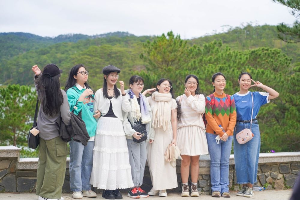 Lựa chọn trang phục thoải mái, tiện lợi trong việc di chuyển trên địa hình đồi núi giúp bạn giữ sức để tham quan trọn vẹn khu du lịch